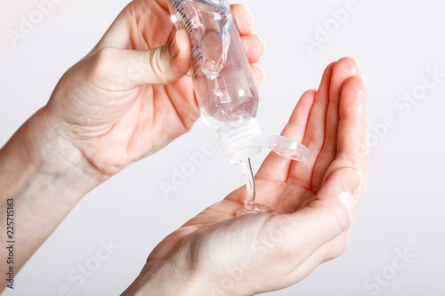 Photographie Pouring disinfection gel on hands