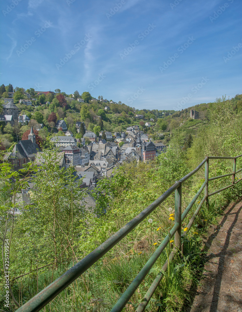 Wanderweg mit Blick auf Monschau in der Eifel,Nordrhein-Westfalen,Deutschland