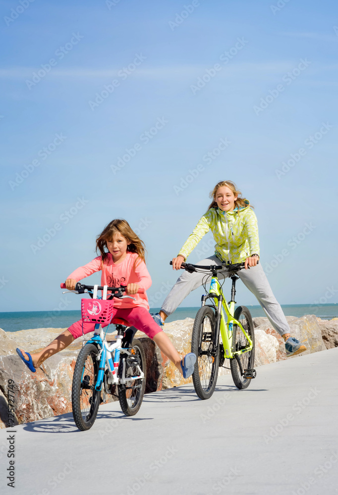 Obraz premium deux sœurs se promenant en vélo