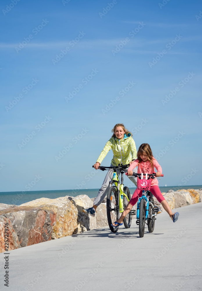 deux sœurs se promenant en vélo