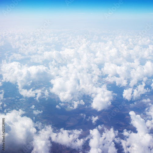 Fototapeta Piękne niebo nad chmurami. Widok z okna samolotu z błękitne niebo i puszyste chmury