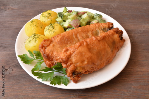 filet z ryby smażony z ziemniakami i surówką