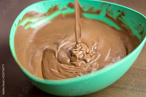 Massa de chocolate para receita de bolo e sobremesa photo