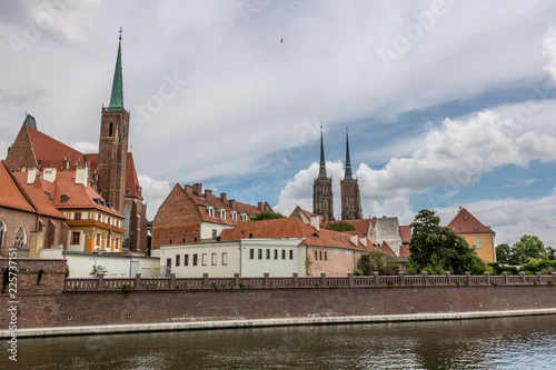 Naklejka na ścianę Miasto Wrocław rzeka i kościół i niesamowite niebo