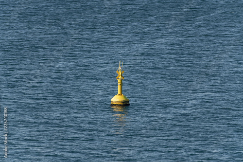 Boa portuale nautica di segnalazione rotte e delimitazione percorsi, di colore giallo photo