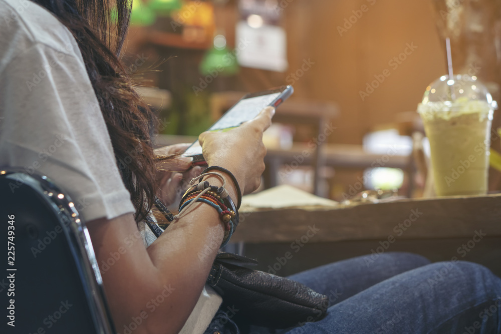 Obraz premium Lifestyle of business person using smart phone via 4g internet to post and share to social media.Coffee Time,Young blogger searching on digital device in coffee shop,Technology Concept.