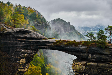Fototapete Grau 2 Neblige Nebellandschaft des Pravcicka-Tors (Pravcicka brana), des größten natürlichen Sandsteinbogens Europas im Nationalpark Böhmische Schweiz (Böhmische Schweiz oder Ceske Svycarsko).  © Vladimir V