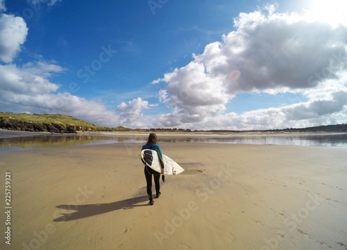 Surferin läuft m Strand