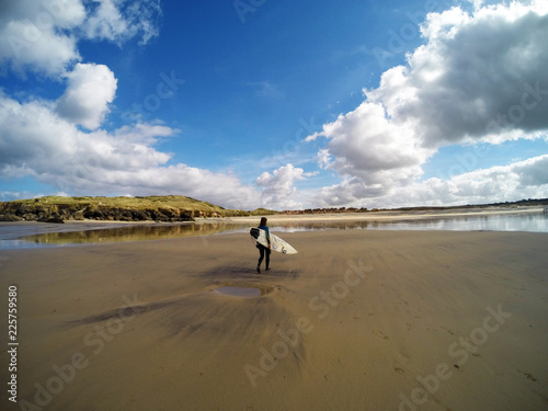 Surferin am Strand