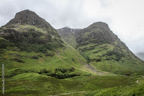 Fototapeta Naklejka Na Ścianę i Meble -  The tree sisters Berge Schottland
