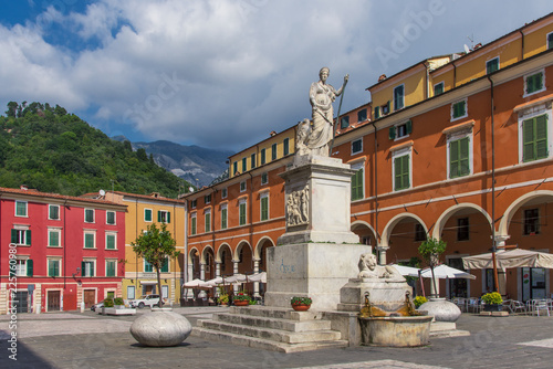 Carrara, Piazza Alberica with sculpture