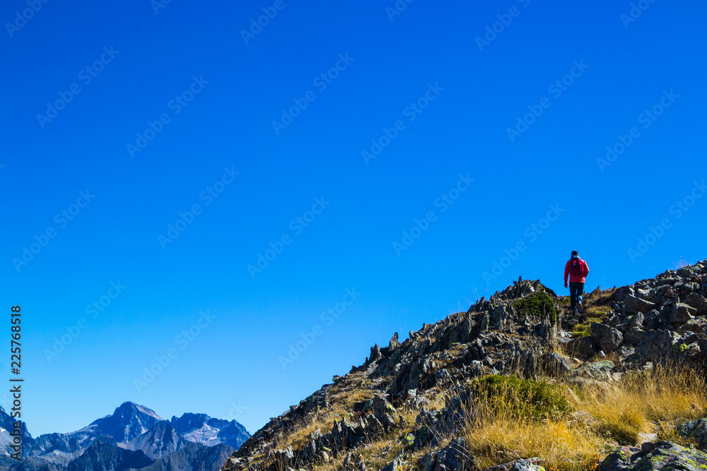 Alpinista subiendo a pico