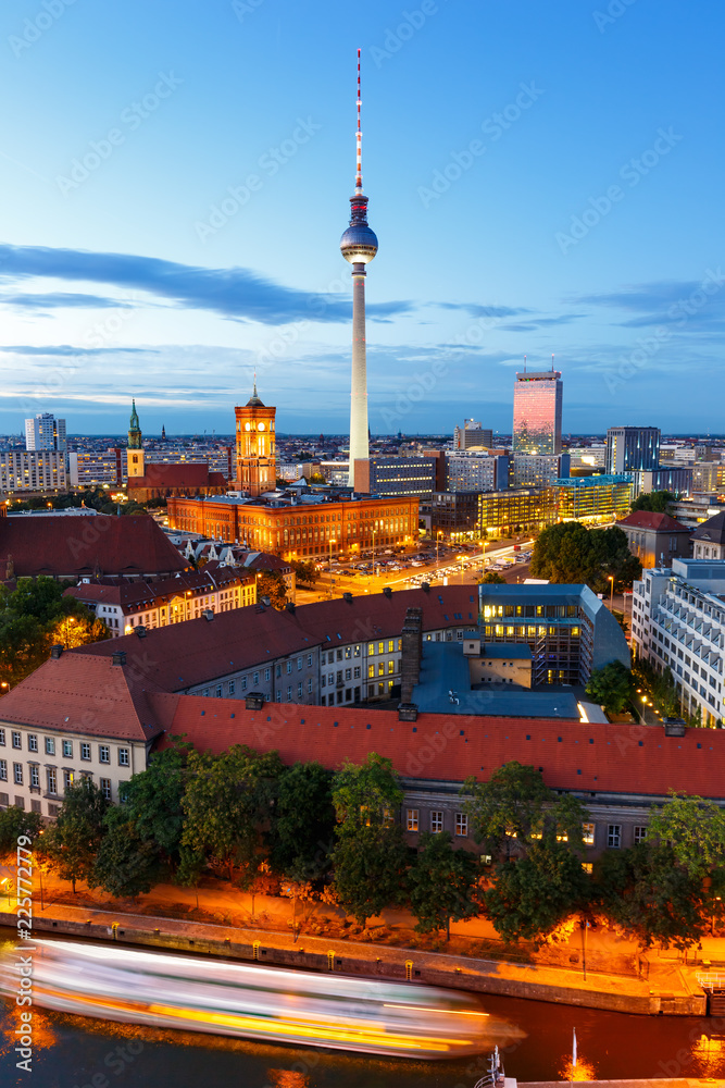 Fototapeta premium Wieża telewizyjna Berlin skyline Rotes Rathaus w formacie pionowym wieczorem miasto Niemcy
