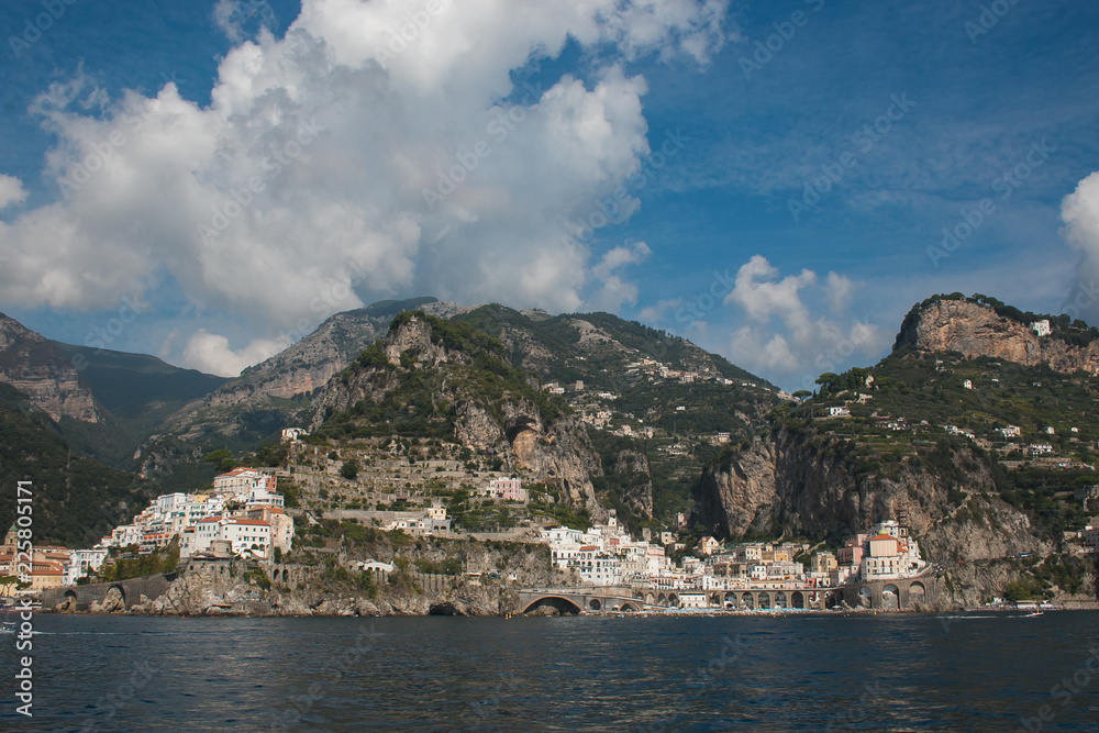 Veduta panoramica di Amalfi e Atrani sulla Costiera Amalfitana