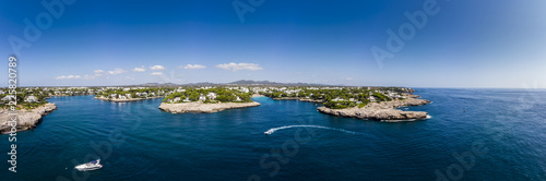 Foto Luftaufnahme, Küste von Cala D' or und Bucht Cala Ferrera, Häusern und Villen, M