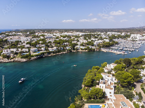 Luftaufnahme, Spanien, Balearen, Mallorca, Cala D' or und Bucht Cala Ferrera mit Häusern und Villen photo