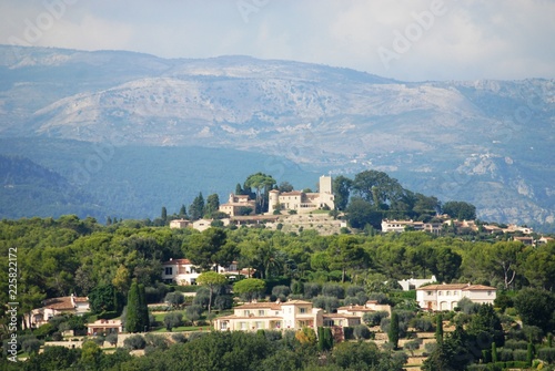 Mougins (Alpes-Maritimes) : village, ruelles et maisons