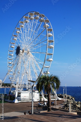 Saint-Raphaël  (Var) : port, digue et  plage
