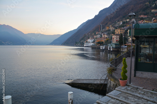 Fotomural Panorama del Lago di Como al tramonto