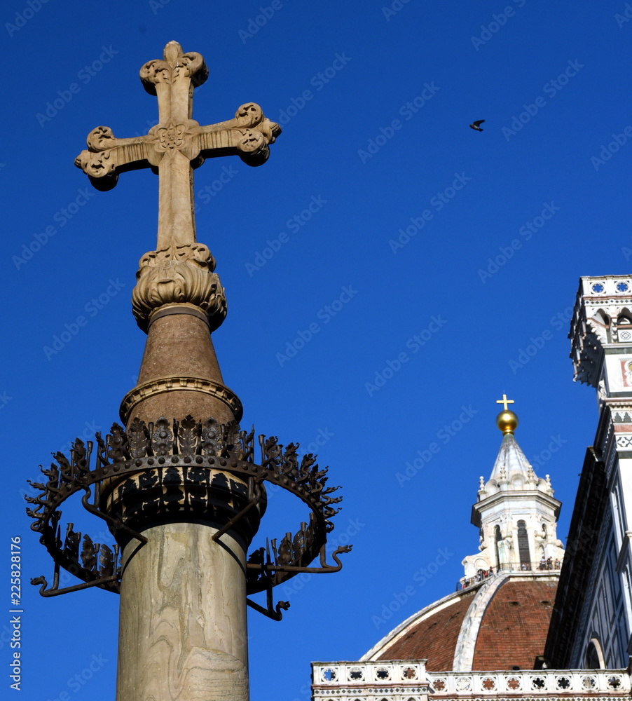 Kreuz auf dem Domplatz von Florenz mit der Kathedrale Santa Maria del Fiore im Hintergrund