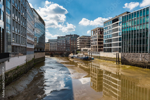 Nikolaifleet in Hamburg bei Ebbe