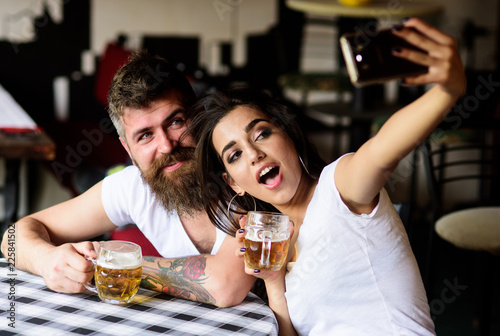 Obraz na płótnie Take selfie photo to remember great date in pub