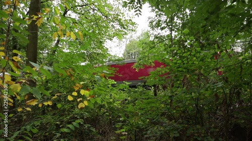 Rote Bahn fährt vorbei an Gebüsch
