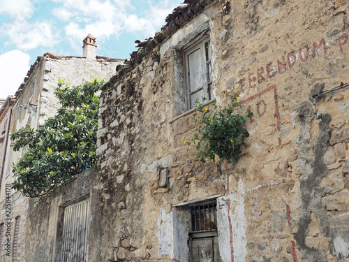 Orgosolo – Gemeinde in der Provinz Nuoro auf der Insel Sardinien in Italien – Murales und morbider Charme
