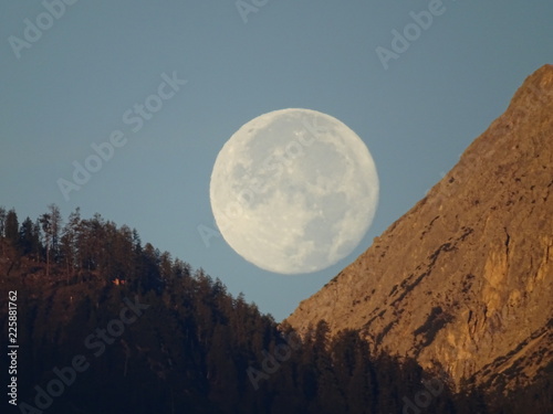 Monduntergang am Hochnissl im Karwendel zwischen Innsbruck und Schwaz photo
