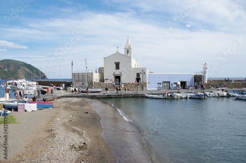 Port na wyspie Lipari,, Włochy