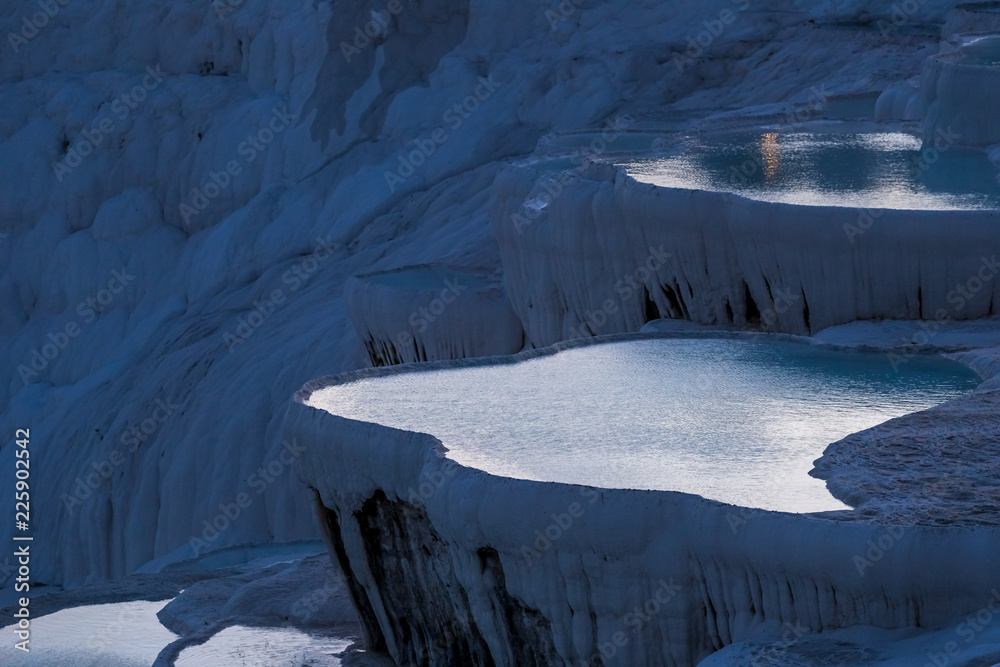 Fotografie Travertine pools and terraces of Pamukkale in night
