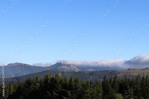 nuvole sul crinale del monte Corno alle scale e il monte Nuda