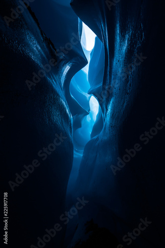 Valokuva Dark canyon inside the ice