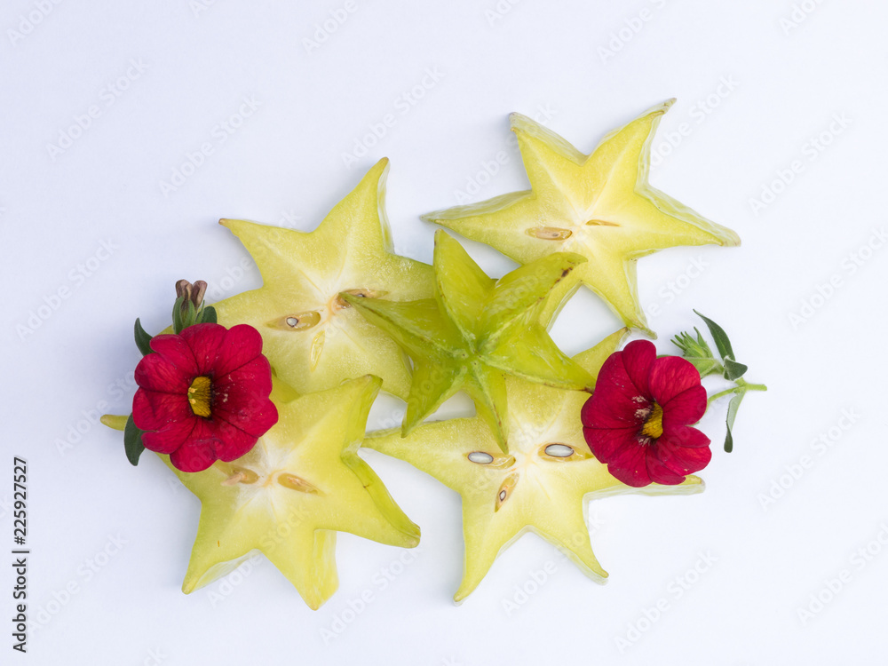 Obraz premium 5 Scheiben Sternfrucht mit 2 Roten Blüten