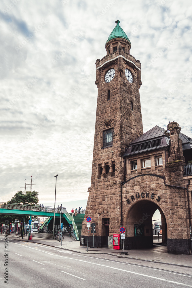 Obraz premium Landungsbrücken Hamburg Turm