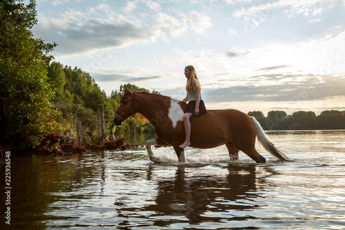 Mädchen und Pferd baden im See