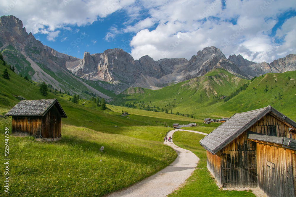 Valle di Fuciade in Val di Fassa Trentino. Baite e montagne del Trentino durante la stagione vacanza estiva
