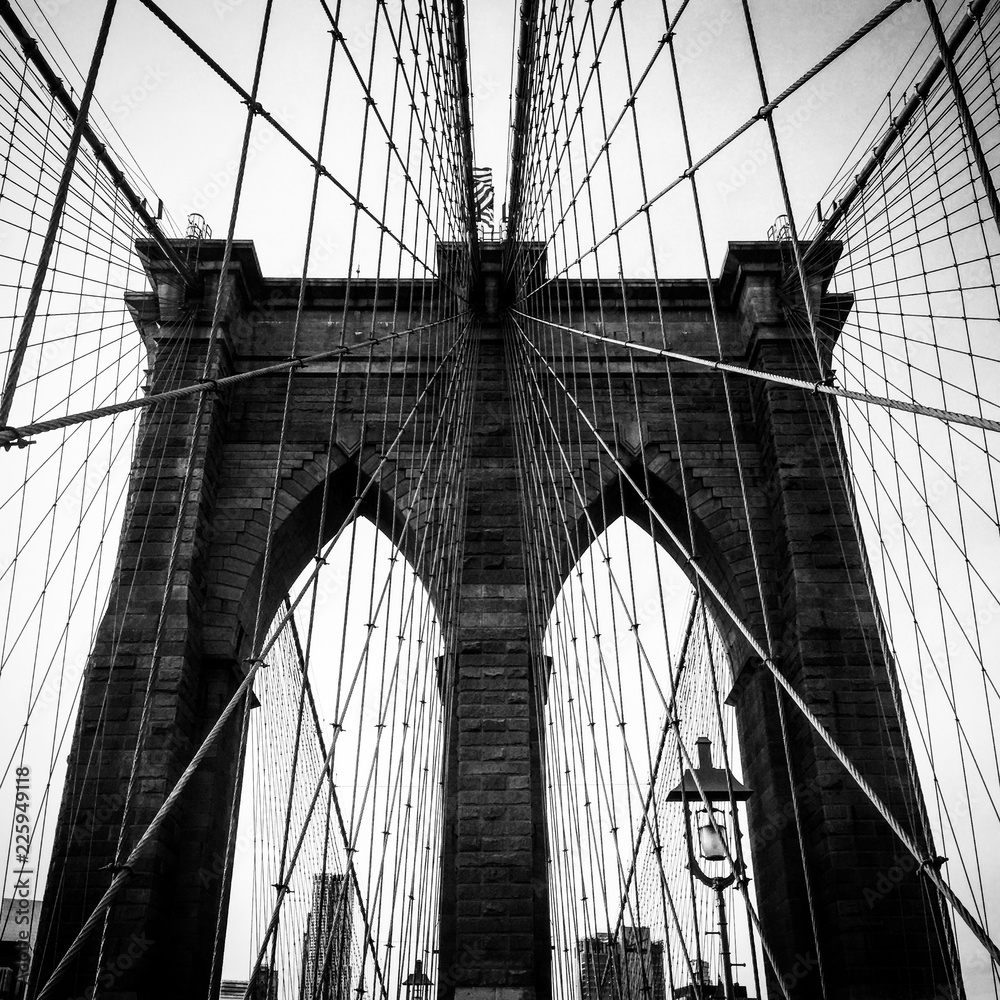 Fototapeta premium Brooklyn bridge in black and white