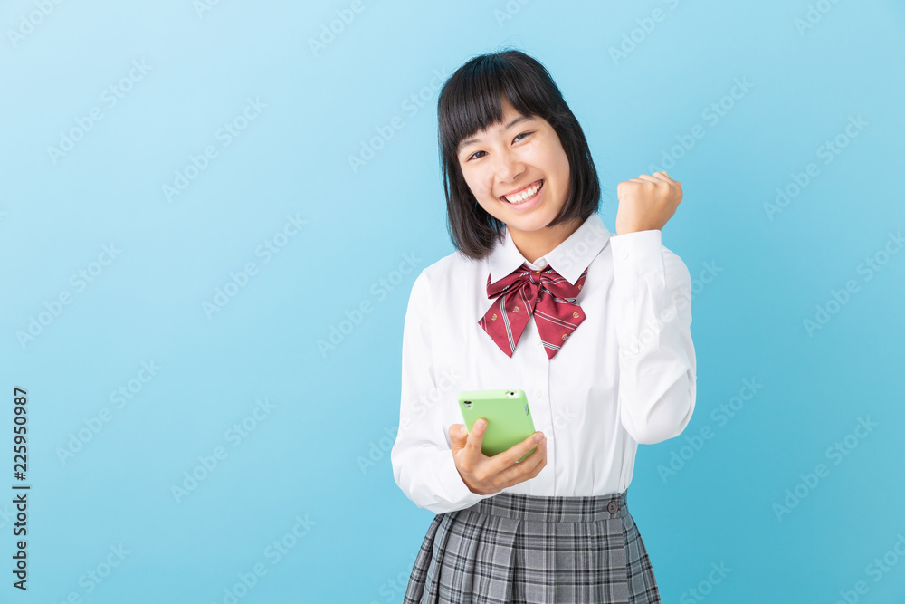 女子学生　制服　スマホ