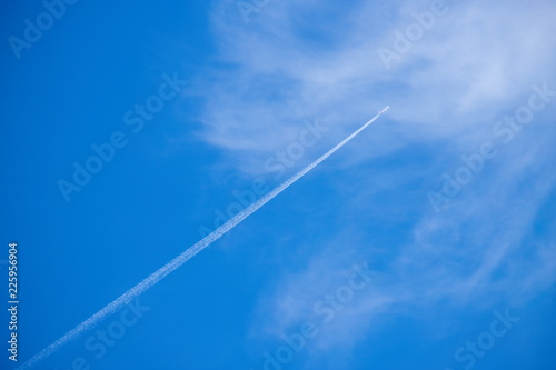 Foto A streak of contrail and blue sky