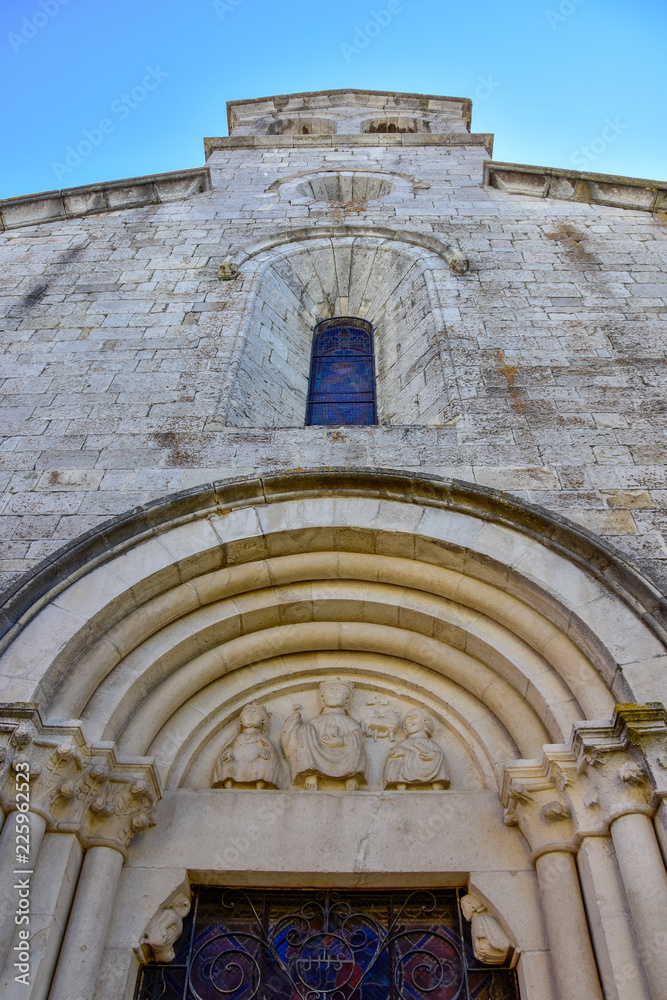 Tympan de l'église Saint Géraud d'Aspres sur Buëch, Hautes-Alpes, France.Sculptures du XIIème siècle avec le christ couronné entouré de la vierge Marie couronnée ainsi que de Saint Jean Baptiste.