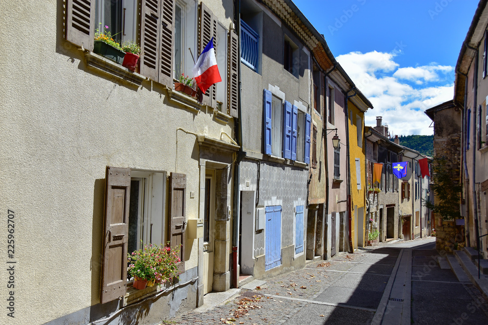 Obraz premium Rue principale du village d'Aspres sur Buëch, Hautes-Alpes, France