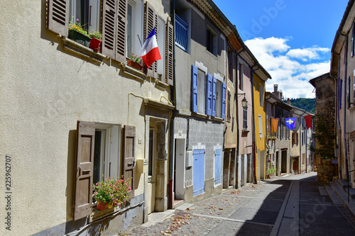 Rue principale du village d Aspres sur Bu  ch  Hautes-Alpes  France