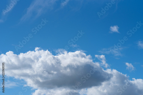 Wolken am blauen Himmel