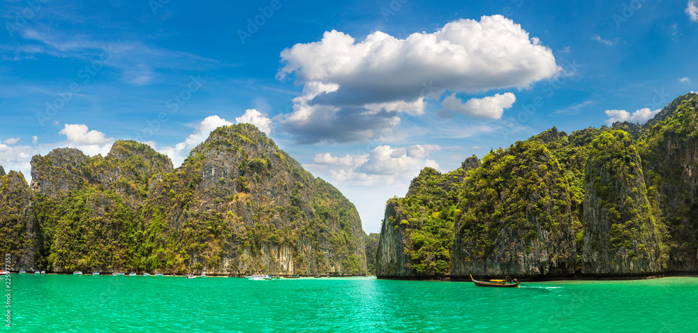 Naklejka premium Maya bay on Phi Phi Leh island