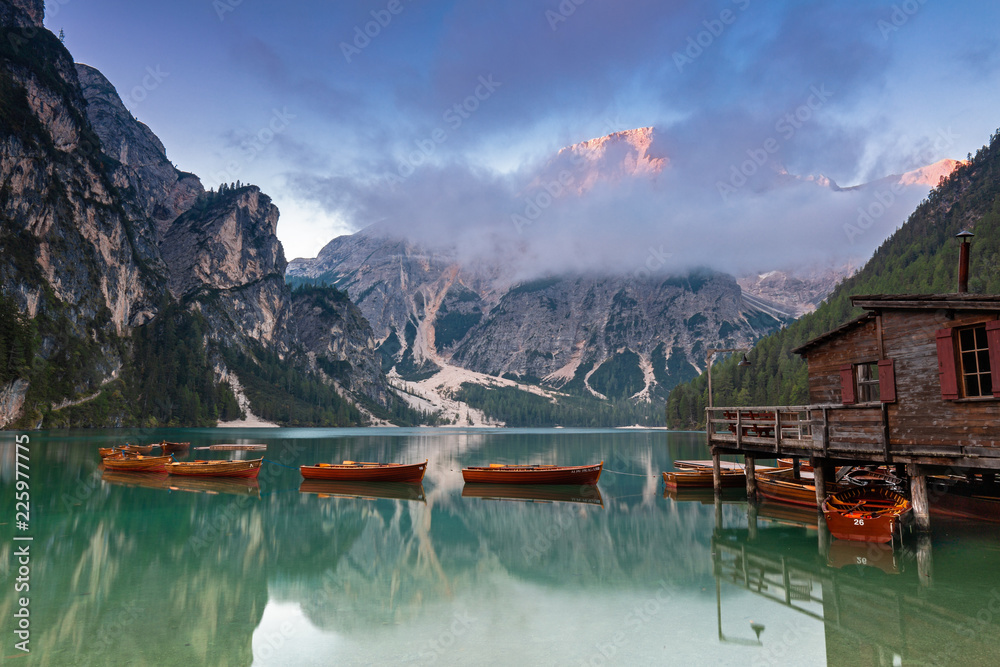 Naklejka premium Tagesanbruch im Spätsommer am Pragser Wildsee, Südtirol