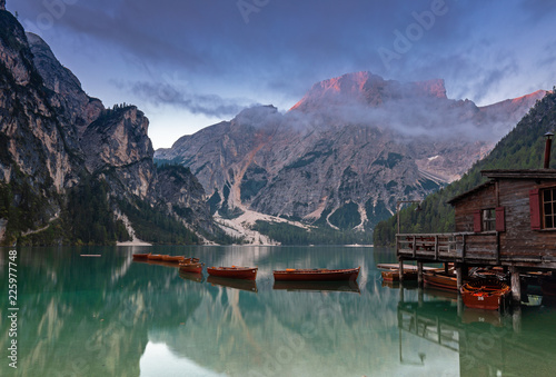 Tagesanbruch im Spätsommer am Pragser Wildsee, Südtirol 