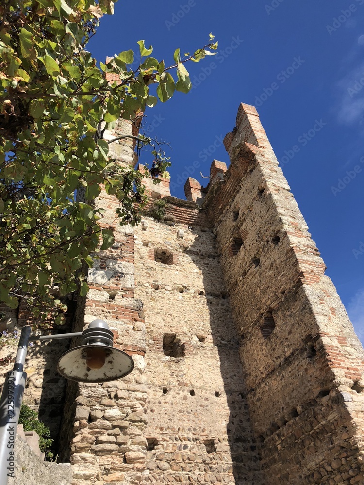 Ruine, Turmruine, Turm, Burg, Schloss Zinnen am Gardasee Stock-Foto ...