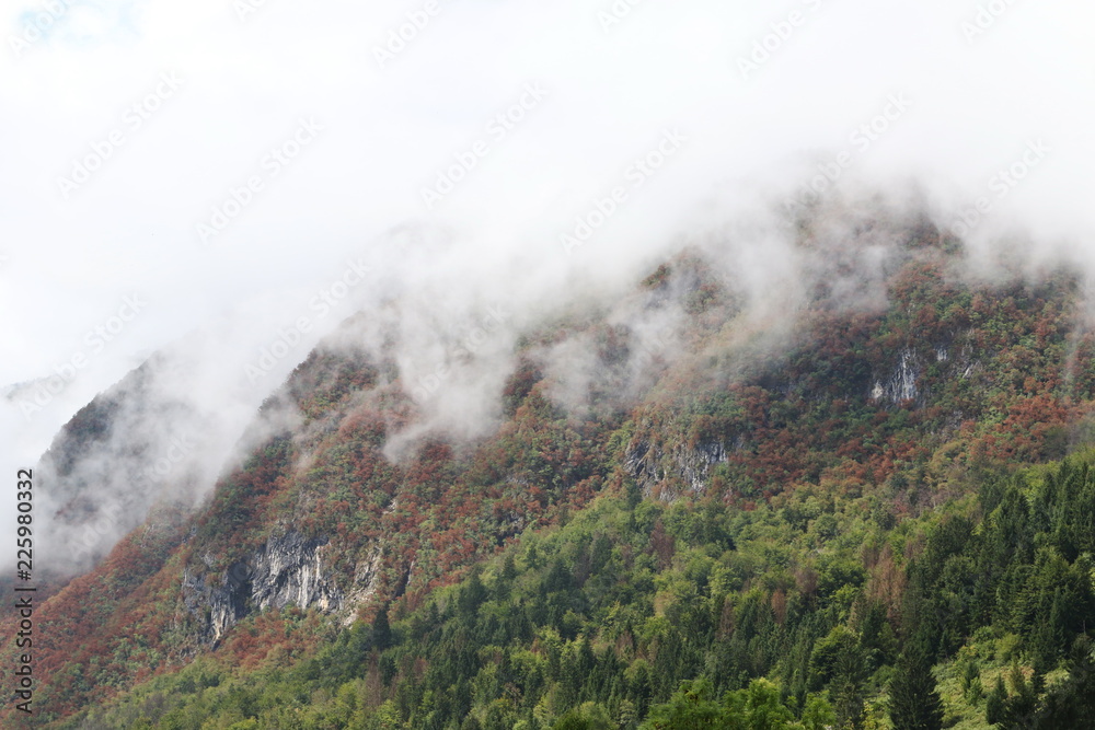 Dichte Wolken an Felswand im Gebirge, Bohinj, Slowenien