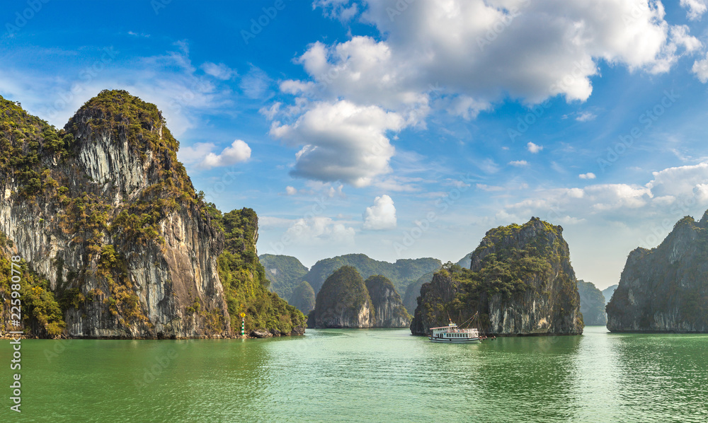 Naklejka premium Halon bay, Vietnam